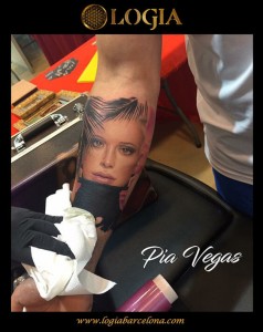 Tatuaje antebrazo retrato mujer - Logia Barcelona Pia Vegas 